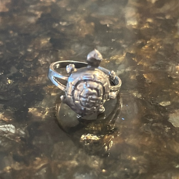 SHINY SILVER METAL TURTLE RING WITH OPENING SHELL | APPROXIMATELY SIZE 7.0 – 7.5 - Picture 1 of 4